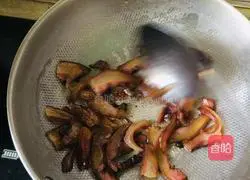 Illustration of how to stir-fry pork face with green garlic 3