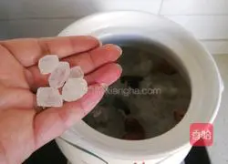 Illustration of how to make red dates and longan soup with double ears 9