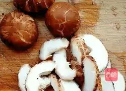 Illustration of how to make fried pasta with garlic and shrimp oil 3