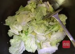 Illustration of how to make hand-shredded cabbage 4