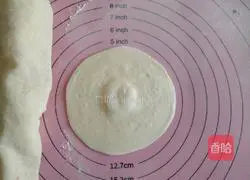 Illustration of how to make Northeastern bean buns 10