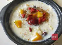 Illustration of how to make peach gum stewed in milk 5