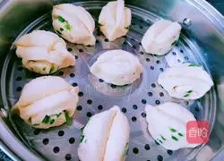 Illustration of how to make steamed buns and flower rolls 16