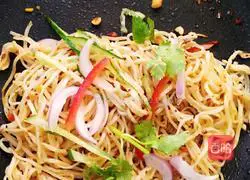 Illustration of how to make cold shredded chicken noodles 7