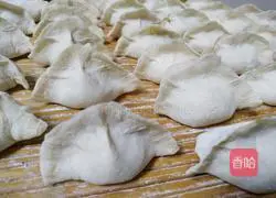 Illustration of how to make dumplings stuffed with chives and sophora flowers 3