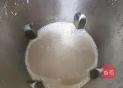 Illustration of how to make black bean, walnut and peanut drink 9