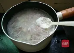 Illustration of how to make loofah, minced pork and shrimp skin noodles 10