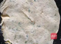 Illustration of how to make green onion egg pancake 5