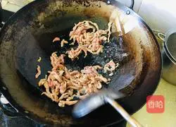 Illustration of how to stir-fry shredded pork with garlic moss and dried beans 3