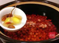 Illustration of how to make celery and peanut rice 4