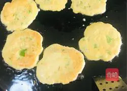 Illustration of how to make green onion and egg pancakes 5
