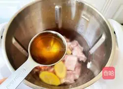 Illustration of how to make tomato, lotus root and pork ribs soup 2