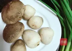 White crucian carp soup with fresh mushroom milk Illustration of how to do it 4