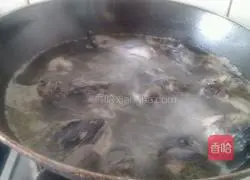 Illustration of how to make black chicken soup 1