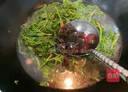 Up Illustration of how to make amaranth and preserved eggs in soup 11