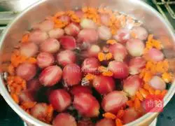 Illustration of how to make health-preserving red grape and wolfberry soup 8