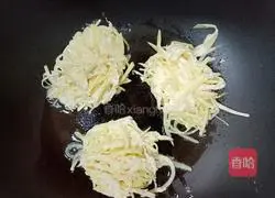 Illustration of how to make homemade potato shredded cake 3