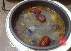 Illustration of how to make black chicken soup 6