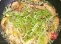 Illustration of how to make radish, vermicelli and shrimp soup 9