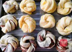 Illustration of how to make butter-free coconut bread 5