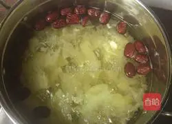 Illustration of how to make yacon lily, tremella, wolfberry and red date syrup 3