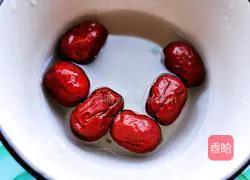 Illustration of how to make kumquat, snow pear and red date soup 4