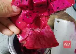 Illustration of how to make dragon fruit milkshake 3