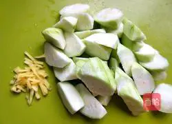 Illustration of how to make tomato sauce, luffa and mushroom soup 4