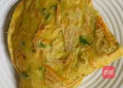 Illustration of how to make carrot and green pepper egg pancake 9