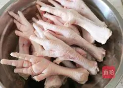 Illustration of how to make boneless spicy and sour chicken feet 1