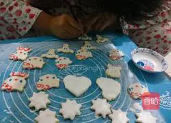 Illustration of how to make frosting cookies 11