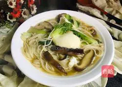 Illustration of how to make mushroom and poached egg noodle soup 11