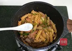 Illustration of how to make bacon and green pepper pasta 9