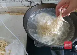 Illustration of how to make noodles with mushroom meat sauce 17