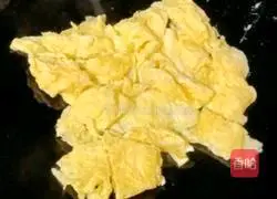 Illustration of how to make sausage and egg fried pasta 9