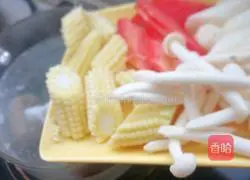 Illustration of how to make pork ribs, corn and bamboo shoots soup 2