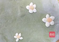 Illustration of making homemade vegetable juice flower rolls 7