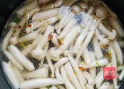 Illustration of how to make mushroom and shrimp soup 8