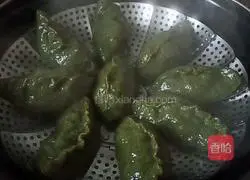 Illustration of how to make mugwort cake 10