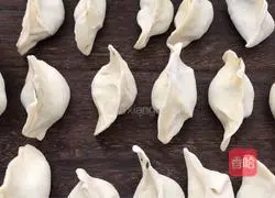 Illustration of how to make leek and beef dumplings 6