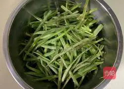 Illustration of making braised beans and noodles 7