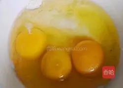 Illustration of how to make green onion and egg pancakes 1