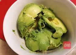 Illustration of how to make avocado and shrimp pasta 2