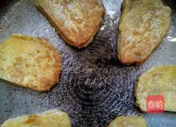 Illustration of how to make golden steamed bun slices 7