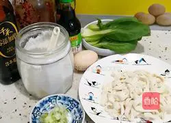 Illustration of how to make noodles with juice by hand 1