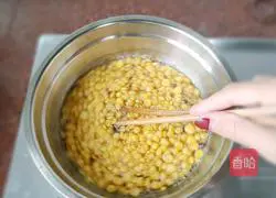 Illustration of how to make egg drop corn sweet soup 4