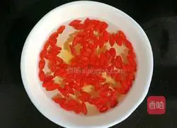 Illustration of how to make apple and white fungus syrup 5