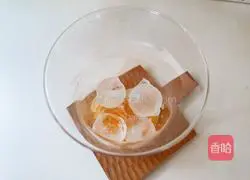 Illustration of how to make honeydew melon coconut coffee liqueur 10