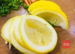 Illustration of how to make spicy and sour chicken feet in summer 4