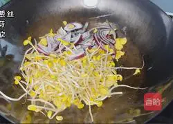 Illustration of how to make fried instant noodles with eggs 3